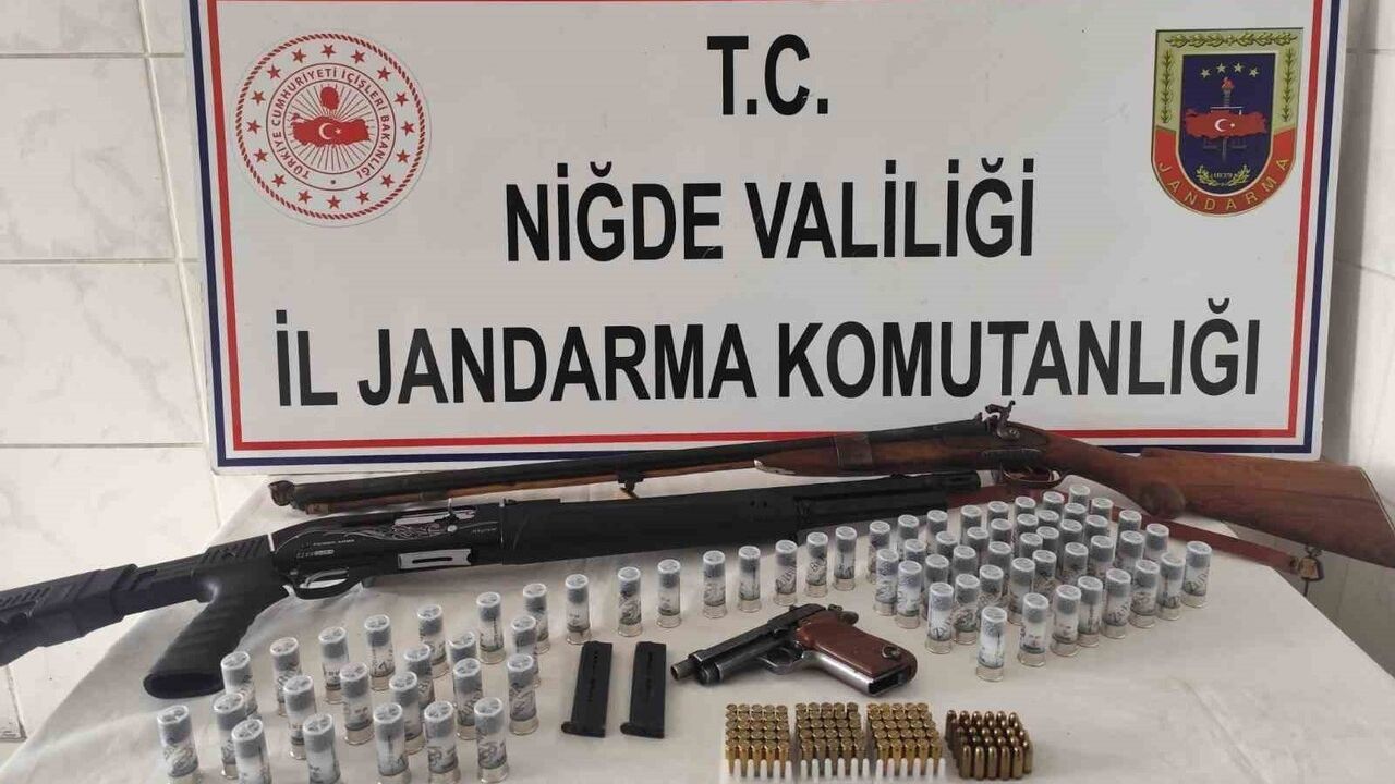 Niğde'de jandarma operasyonu: 1 gözaltı, çok sayıda ruhsatsız silah ele geçirildi