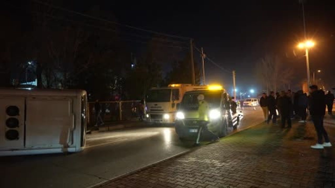 Niğde'de servis aracı ile otomobil kavşakta çarpıştı — 11 yaralı