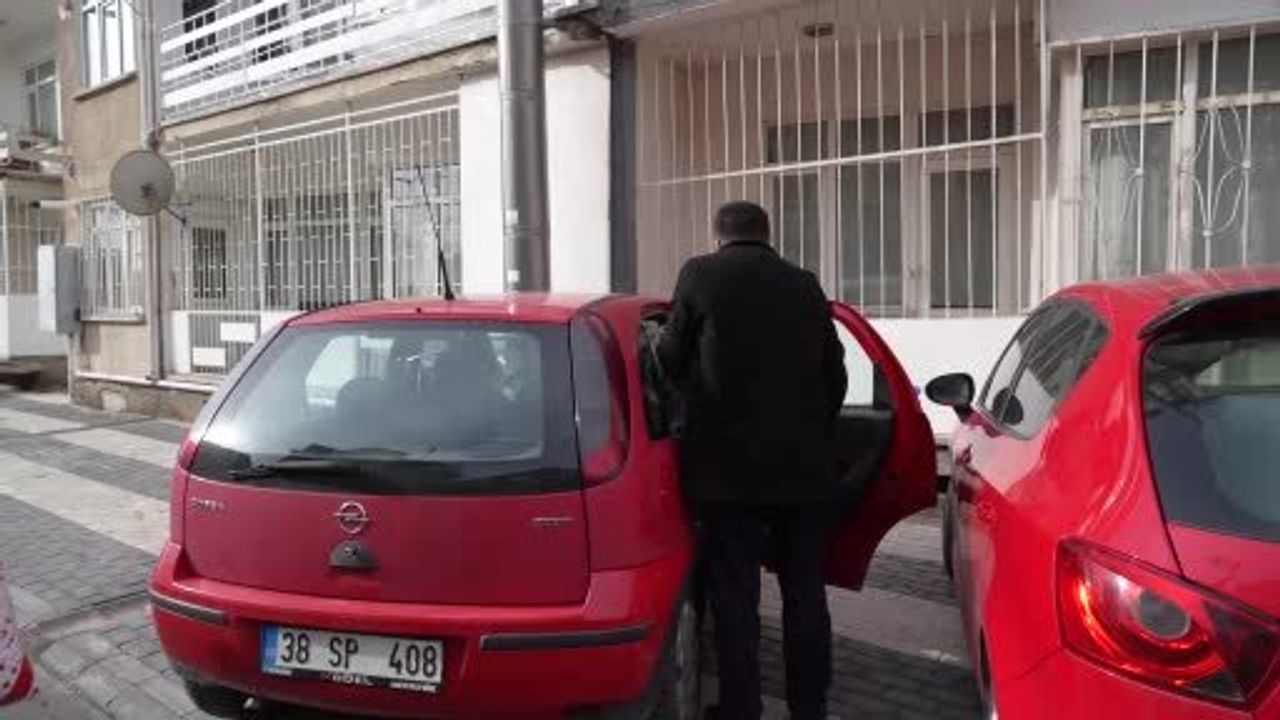 Niğde Ömer Halisdemir Üniversitesi’nden Tuğba Ateş’e tekerlekli sandalye desteği