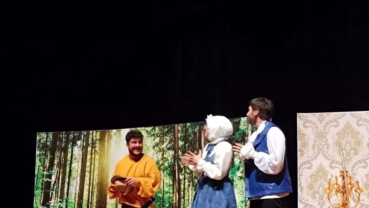 Niğde Ömer Halisdemir Üniversitesi Tiyatrosu 'Zoraki Hekim'le Sezonu Coşkuyla Kapattı