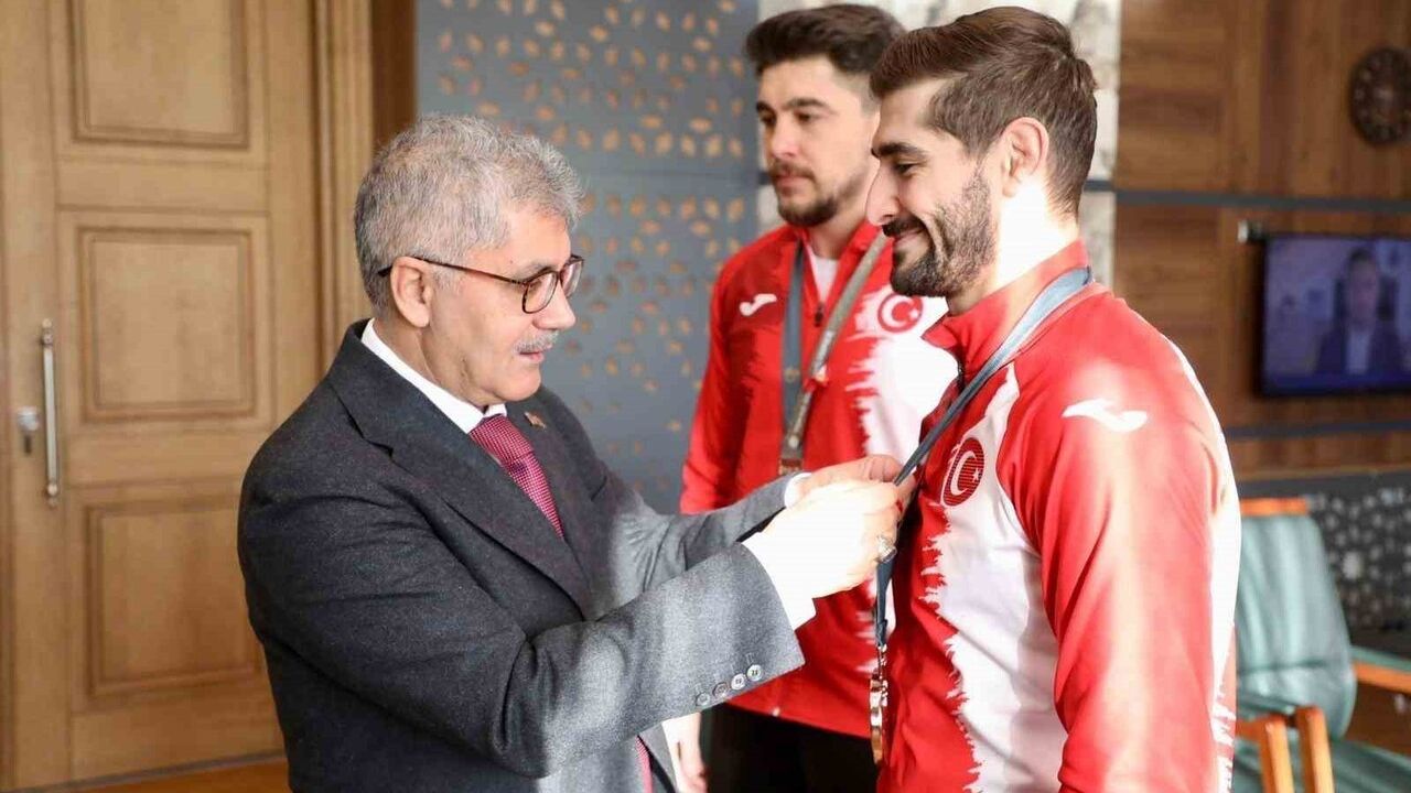 Niğdeli milli güreşçiler Vali Çelik'i ziyaret etti