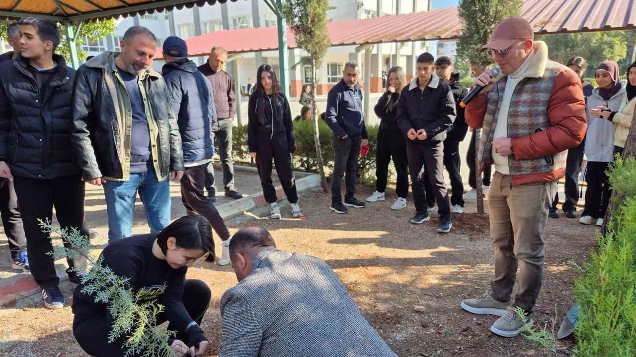 Nihal Erdem Anadolu Lisesi'nde "Yeşil Vatan" için anlamlı fidan dikimi