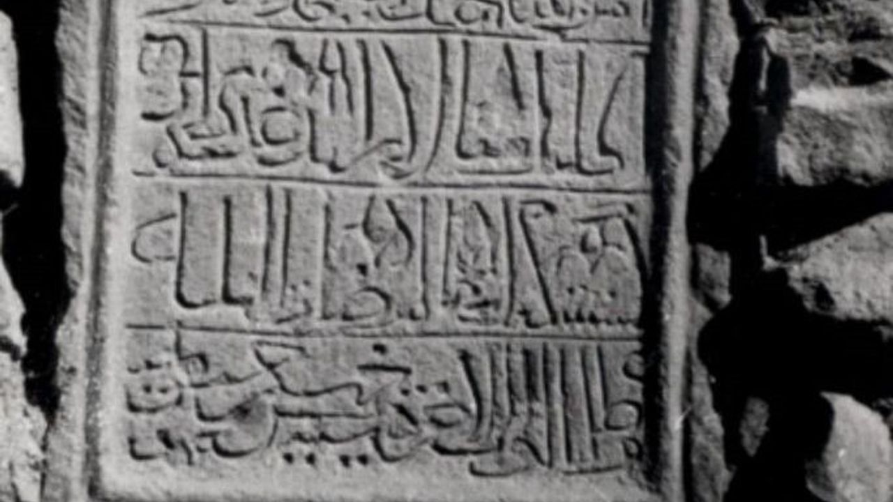 Niksar'da 13 Mart 2002'de çalınan Danişmendli dönemi Cin Camii kitabesi bulundu