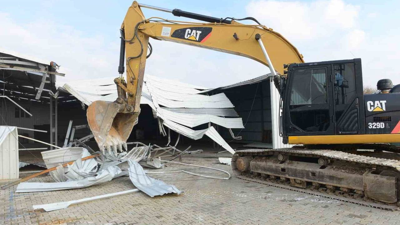 Nilüfer'de iki kaçak depo yıkıldı, 2.250 m² alan kullanılamaz hale getirildi
