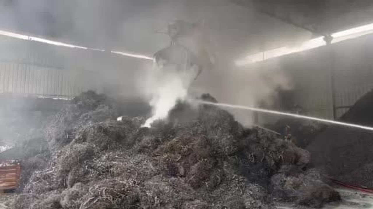 Nilüfer'de metal geri dönüşüm fabrikasında elektrik panosundan kaynaklandığı belirtilen yangın