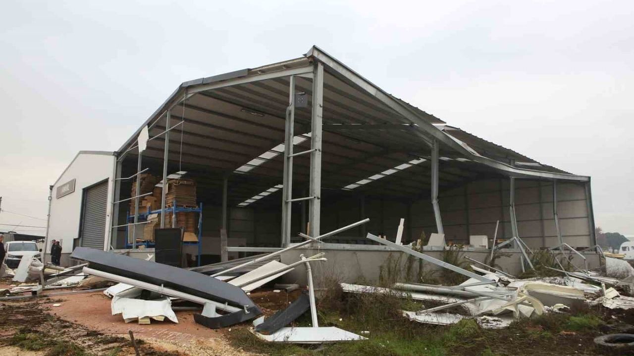 Nilüfer’de toplam 4 bin 800 m² kaçak iş yeri yıkıldı