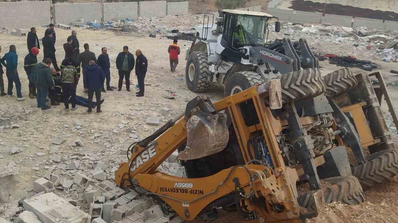 Nizip’te yol çökmesi sonucu kepçe devrildi: Operatör yaralandı