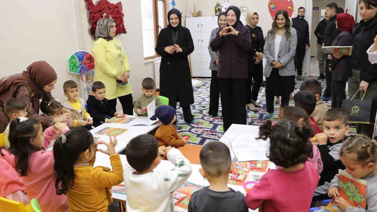 Nurten Kızılkaya Eruh'ta şehit ailesi, koruyucu aile ve kadın üreticilerle buluştu