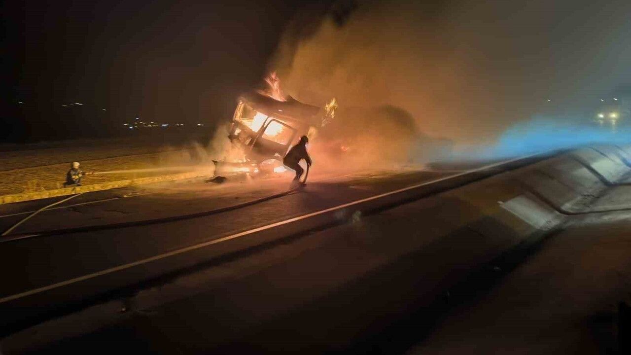 Nusaybin'de iki tır çarpıştı, biri alev aldı
