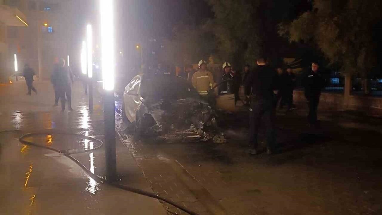 Nusaybin'de park halindeki lüks otomobil alevlere teslim oldu