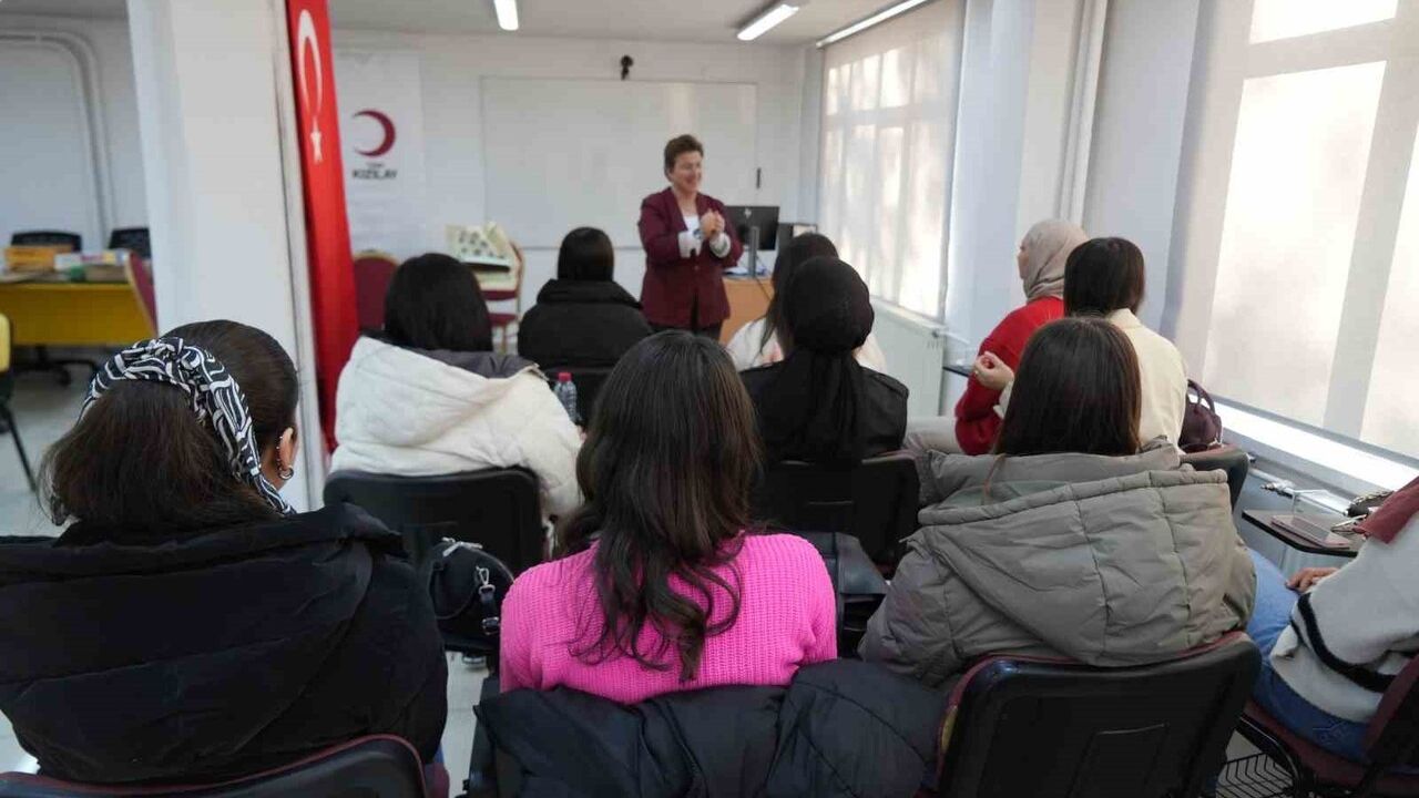 Öğrenciler 120 saatlik işaret dili kursunda işitme engellilerle iletişim öğreniyor