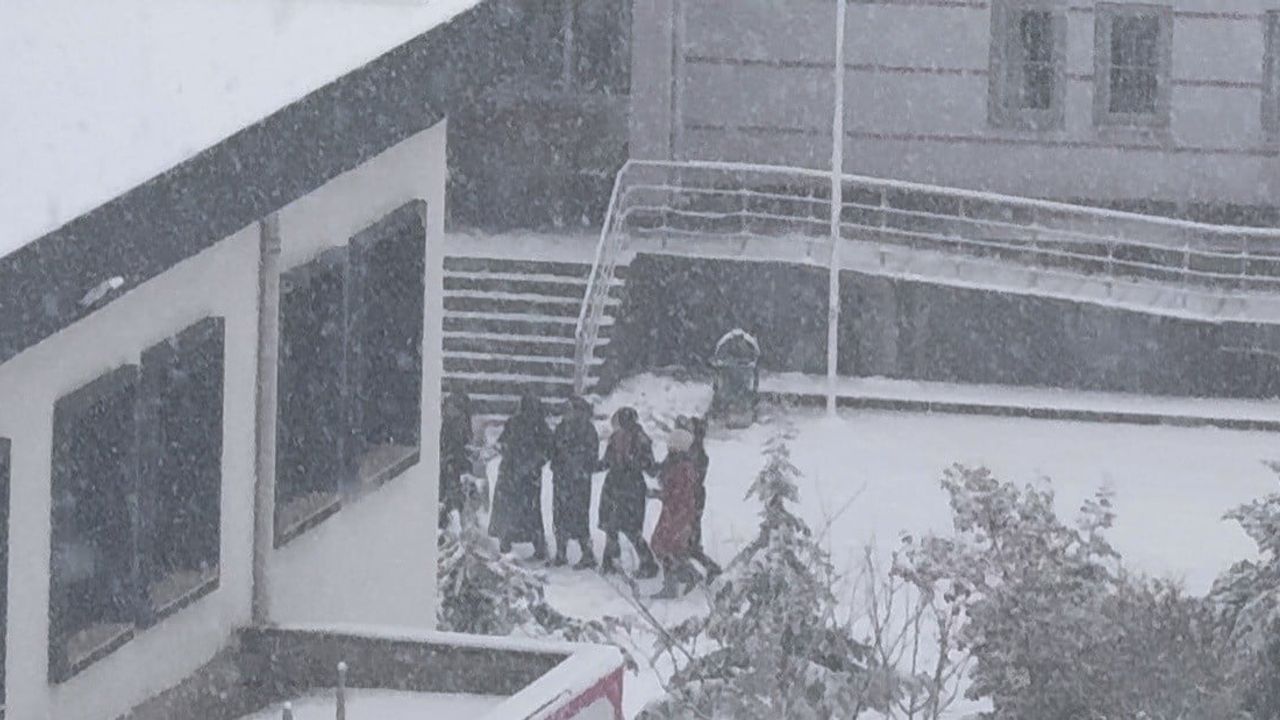 Öğrenciler kar coşkusunu okul hoparlöründen çalınan oyun havasıyla yaşadı