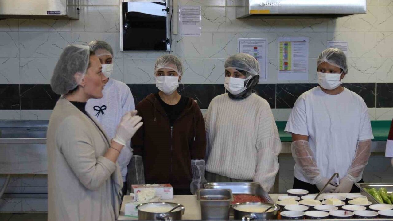 Öğrenciler 'Ninemin Tarifleri'yle Eskişehir yöresel lezzetlerini öğrendi