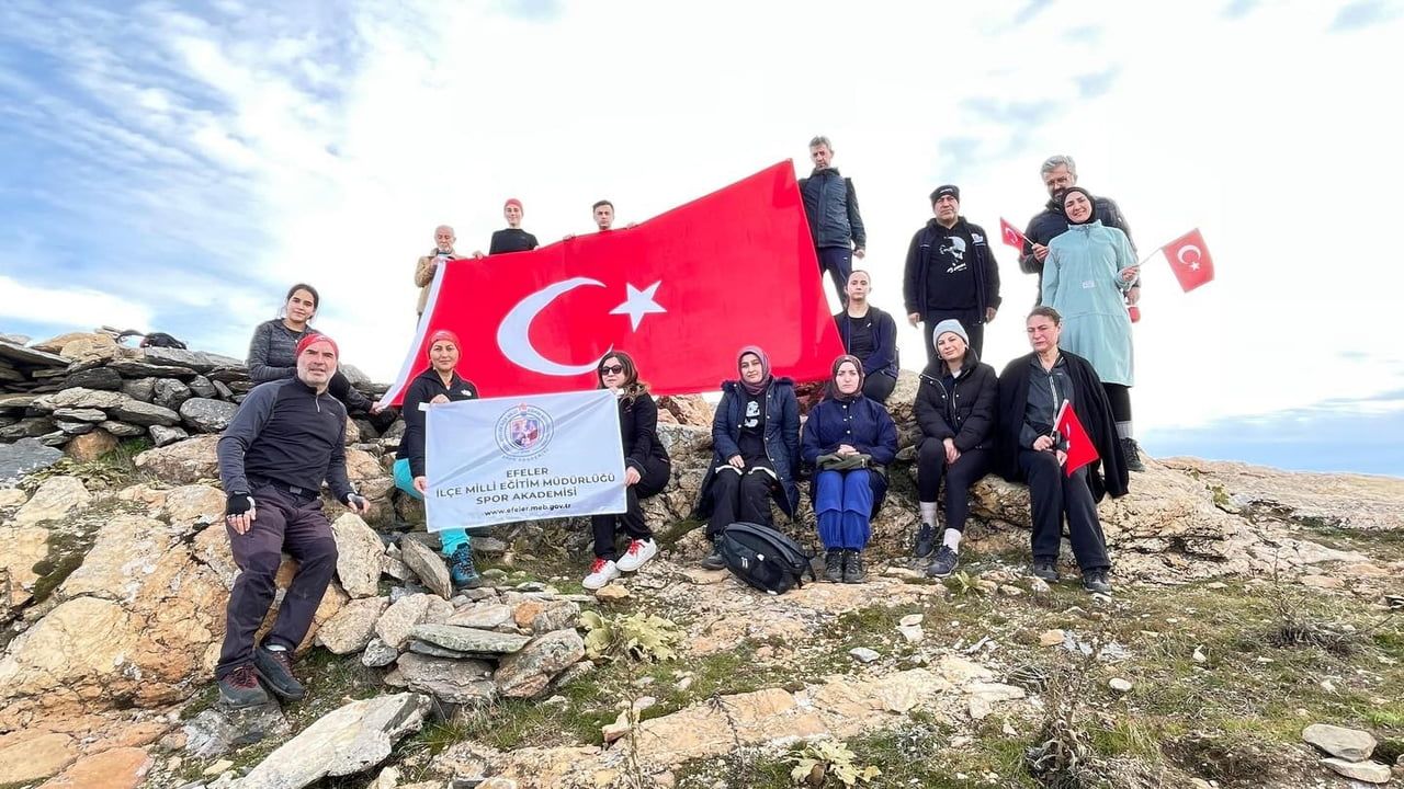 Öğretmen ve öğrenciler Karlık Dağı zirvesinde Sarıkamış şehitlerini andı