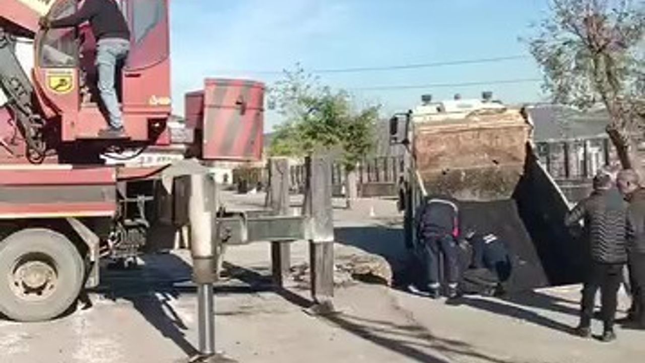 Okul bahçesindeki çökme kamyonu çukura düşürdü, vinçle çıkarıldı