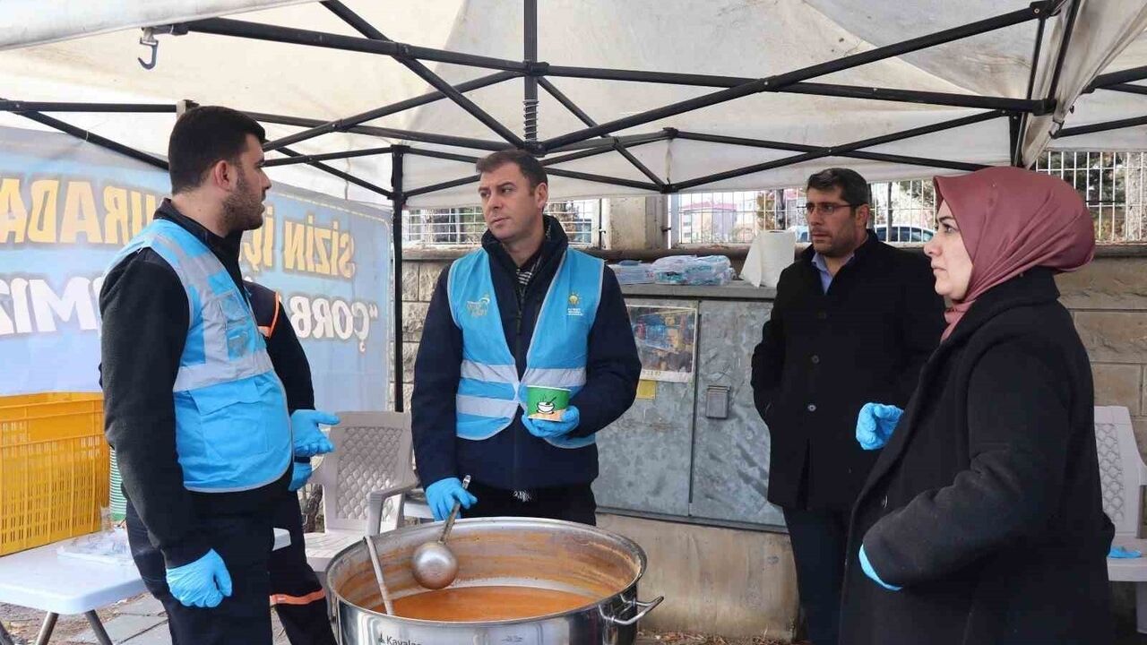 Oltu Belediyesi pazarcılara ücretsiz çorba ikramı