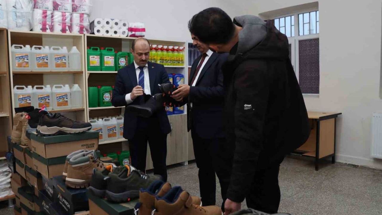 Oltu’da 300 Çift Kışlık Ayakkabı Bağışı — Süleyman Şahin’in Desteği