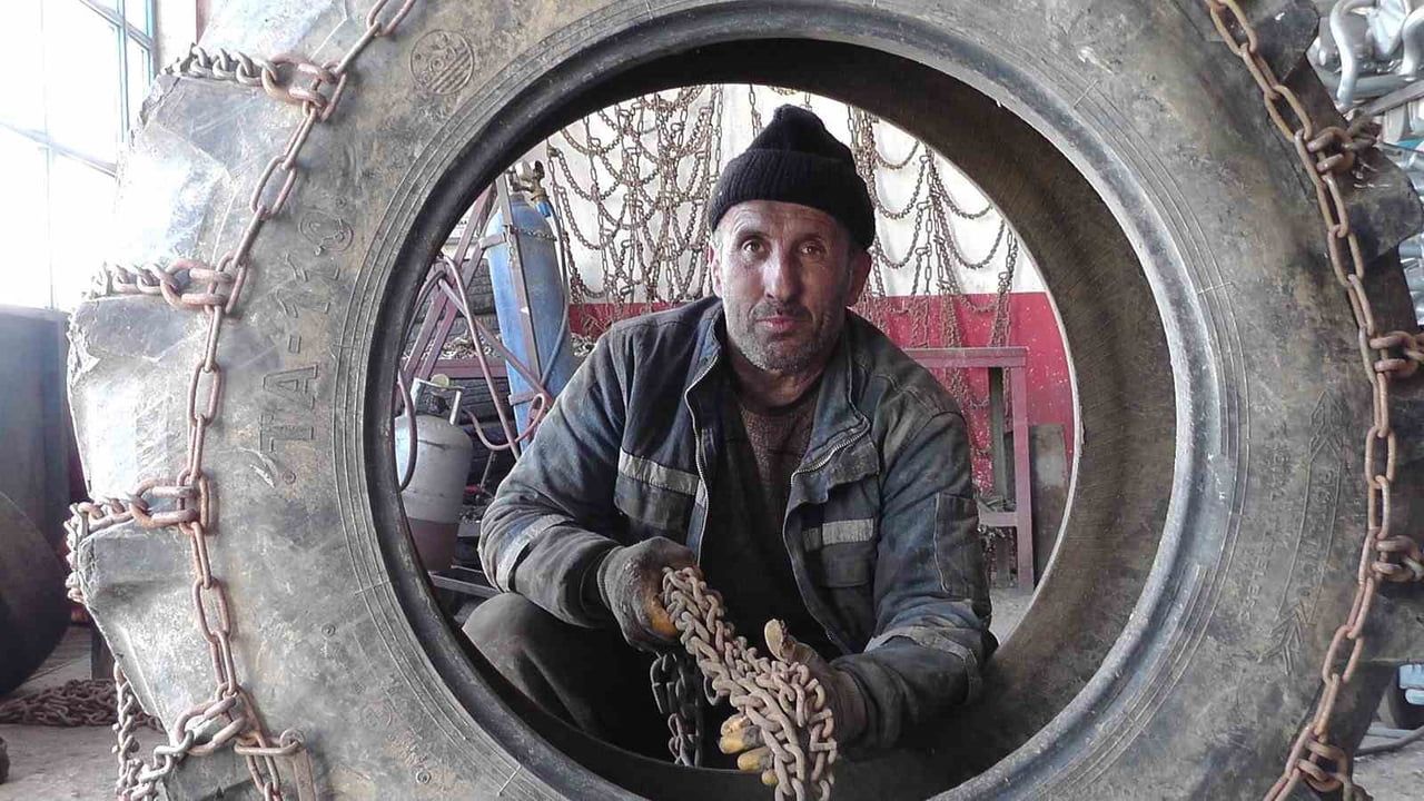 Oltu'da egzoz ustası atıl araç zincirlerini onarıyor