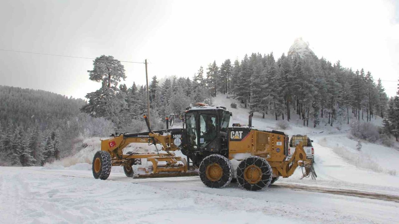 Oltu'da Karla Mücadele: 35 Mahalle Yolu Kapandı, Ekipler Seferber