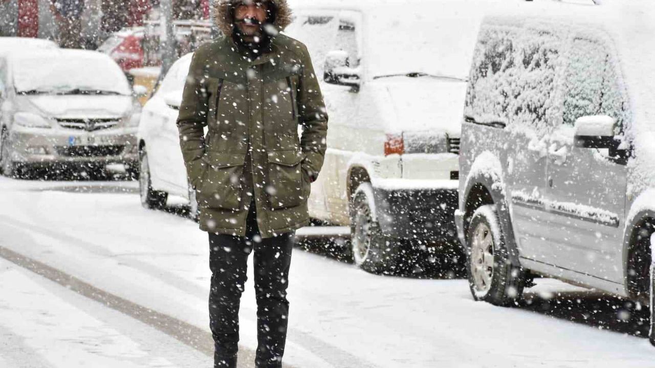 Oltu'da mevsimin ilk karı etkili oldu