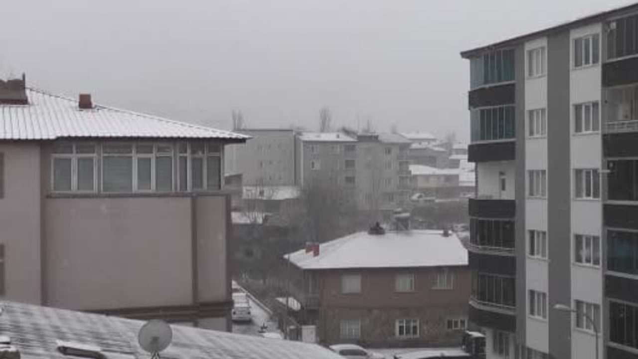 Oltu’da Mevsimin İlk Karı Yağdı