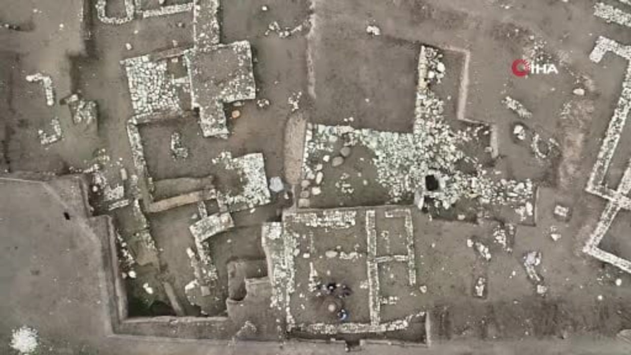 Oluz Höyük'te Fenike izleri: Kartaca kaynaklı boncuklar ve küpte bebek mezarları