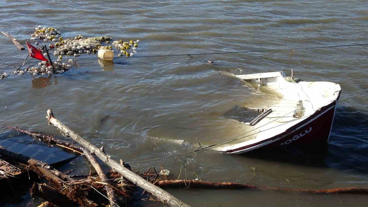 Ordu'da fırtına denizi kabarttı: Evler su altında, 8 metrelik kayık parçalandı