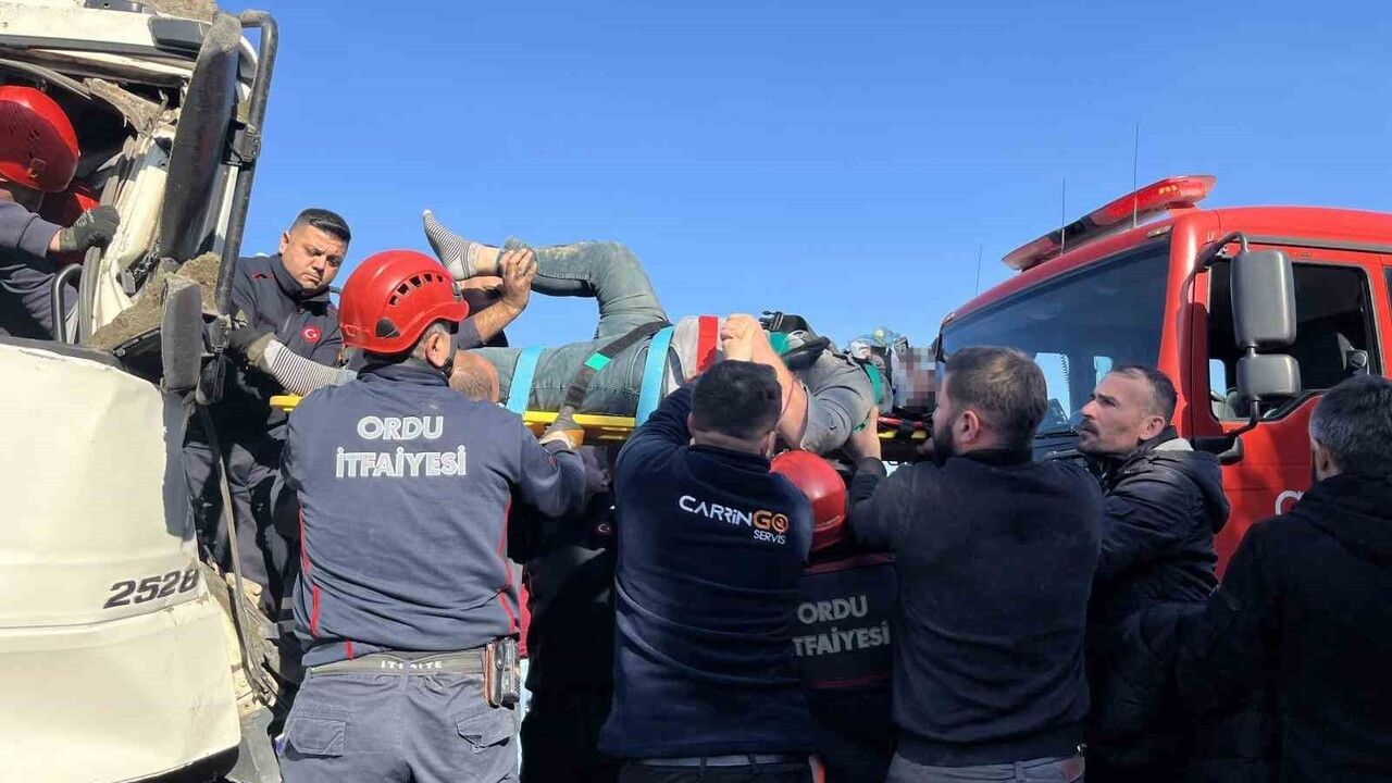 Ordu’da tır ile kamyon çarpıştı — Kamyon sürücüsü itfaiye tarafından kurtarıldı