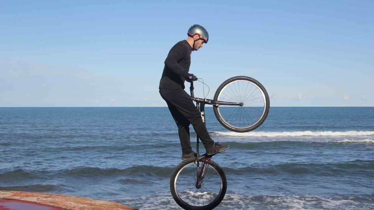 Ordu'da trial tutkunu genç sahil kayalıklarında gösteri yapıyor