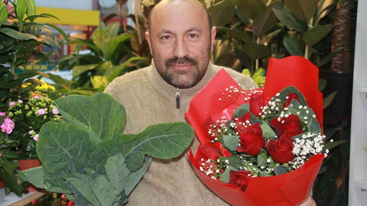 Ordulu çiçekçi gül buketlerini karalahanayla süslüyor