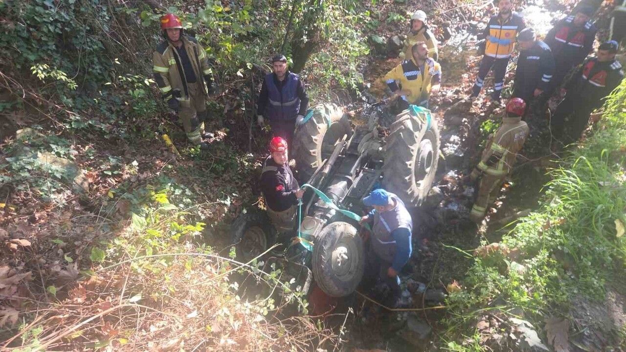 Orhangazi'de traktör dere yatağına uçtu: 78 yaşındaki sürücü vinçle kurtarıldı