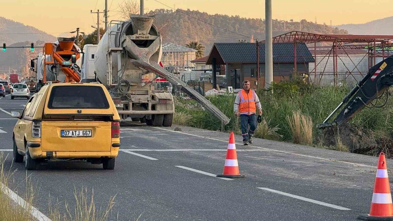 Ortaca'da beton mikseri aparatı kaldırım işçisine çarptı