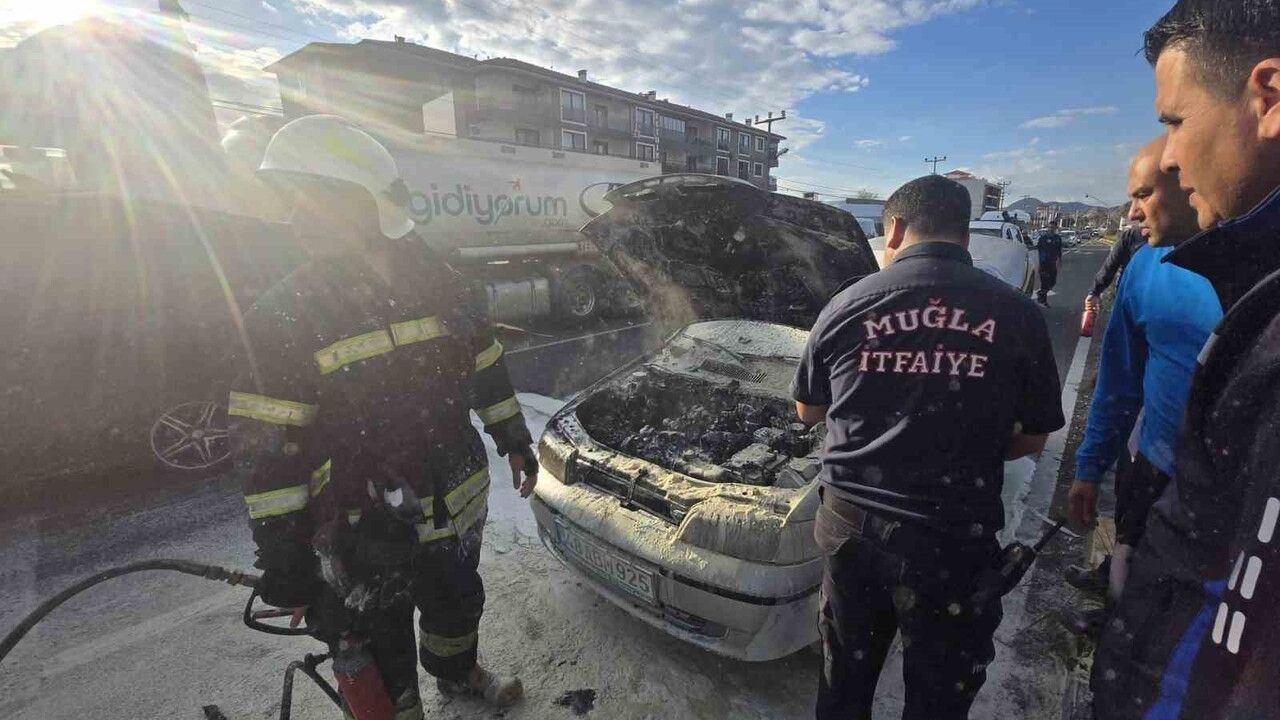 Ortaca'da D400'de araç yangını — Fiat 48 ABM 925 alev aldı