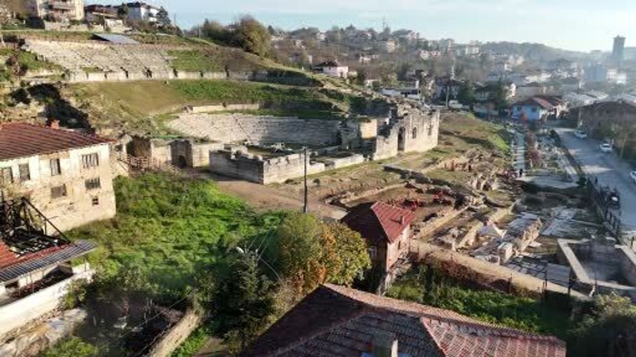 Osman Okyay, Konuralp Antik Tiyatro’yu gezdi
