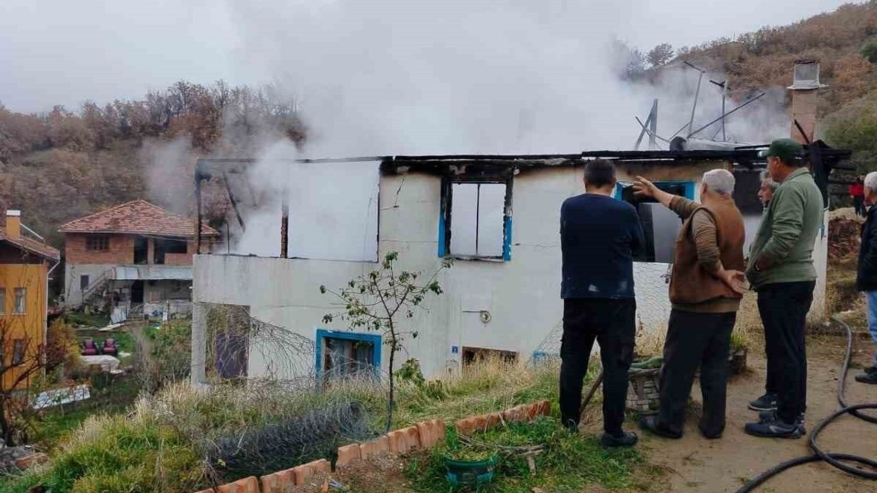 Osmancık Çampınar'da İki Katlı Ev Yangında Kullanılamaz Hale Geldi