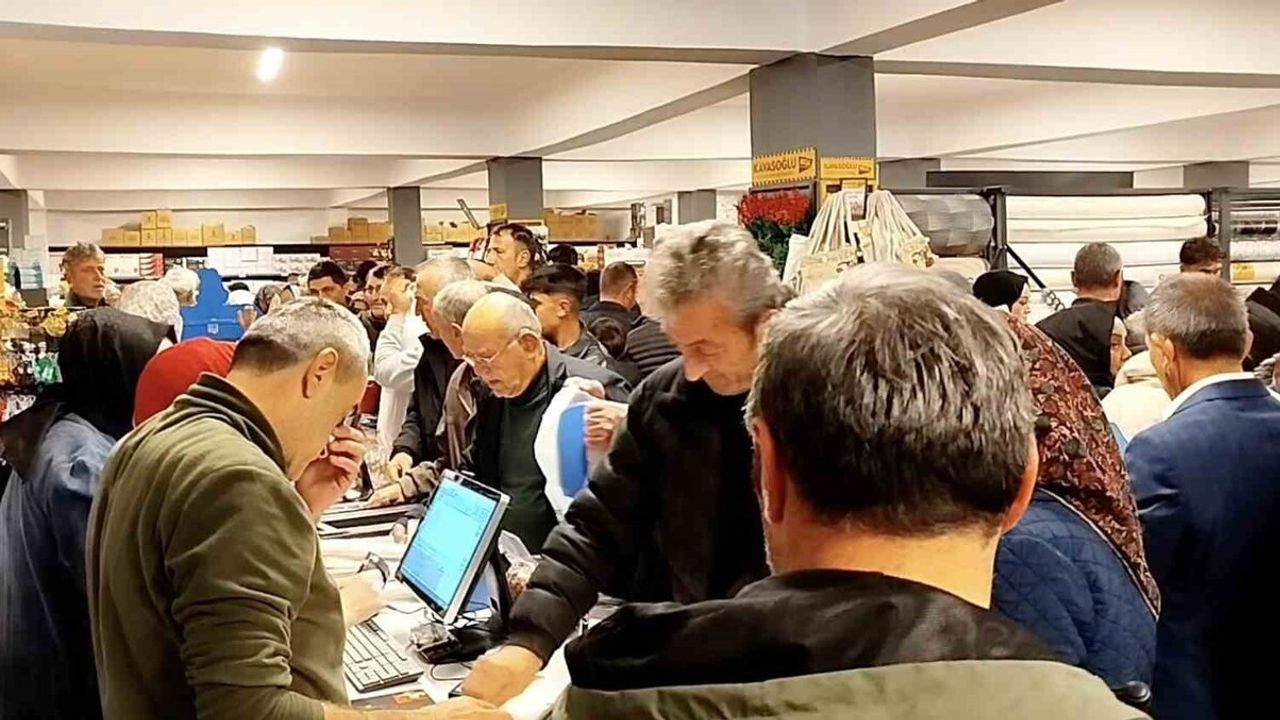 Osmancık'ta açılış indirimi izdihama dönüştü