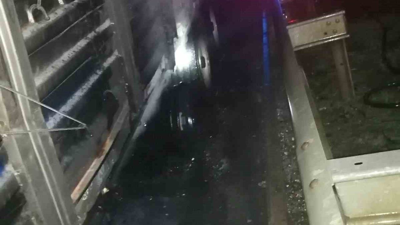 Osmaneli'de seyir halindeki çekici tır alev aldı