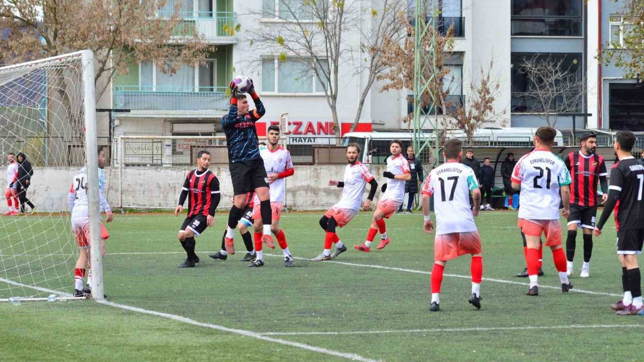 Osmaneli Gençlerbirliği liderliğini koruyor