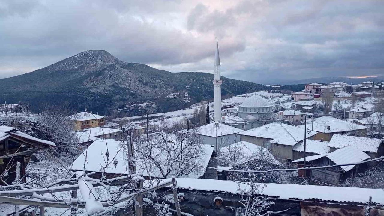 Osmaneli’nin yüksek kesimlerine mevsimin ilk karı düştü