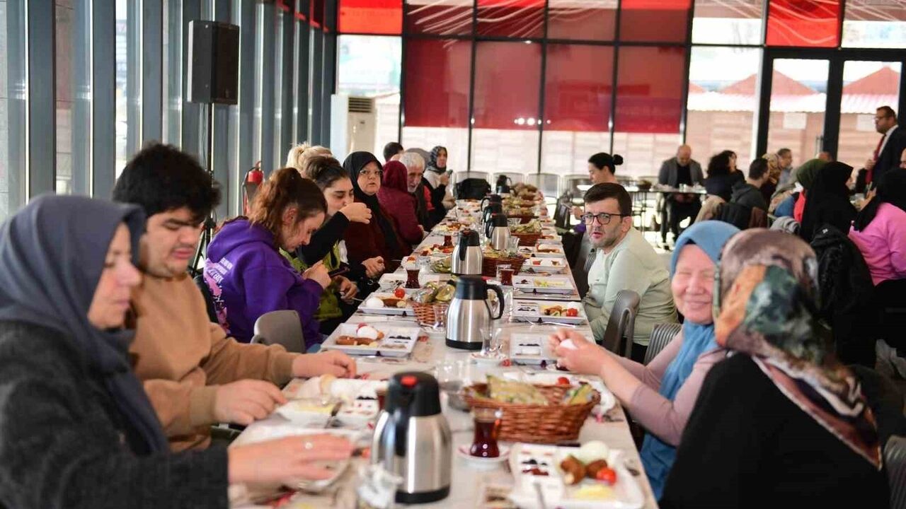 Osmangazi'de engelli bireyler ve aileleri kahvaltıda buluştu