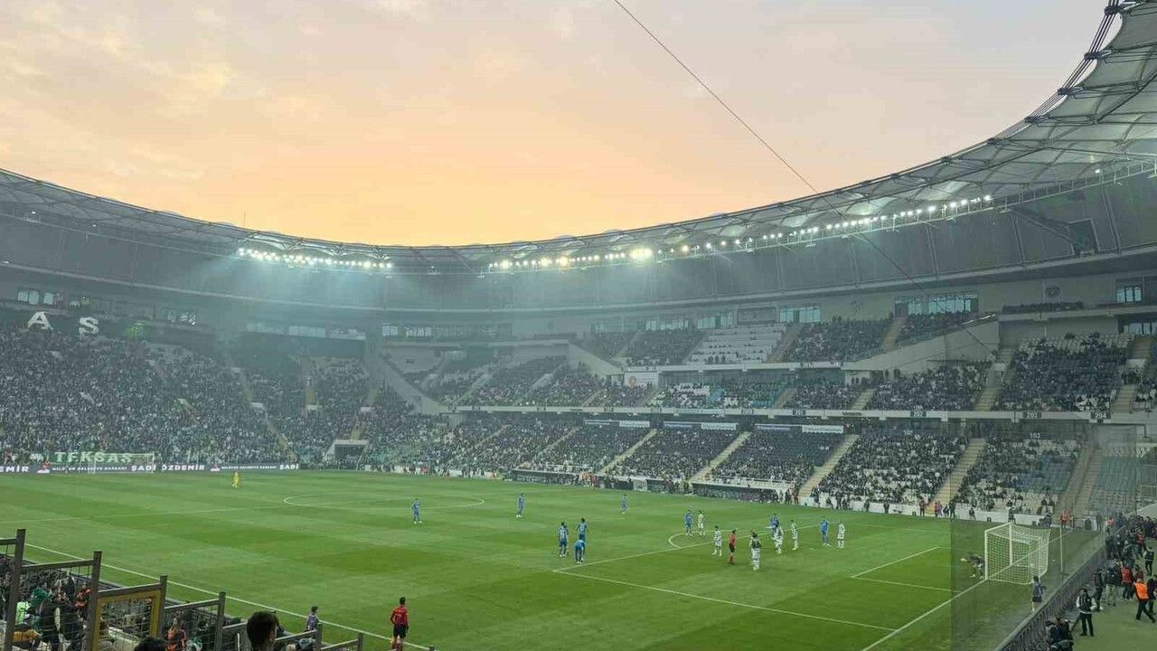 Osmangazi'de Erkan Aydın, çocuklarla Bursaspor coşkusunu tribünden yaşadı