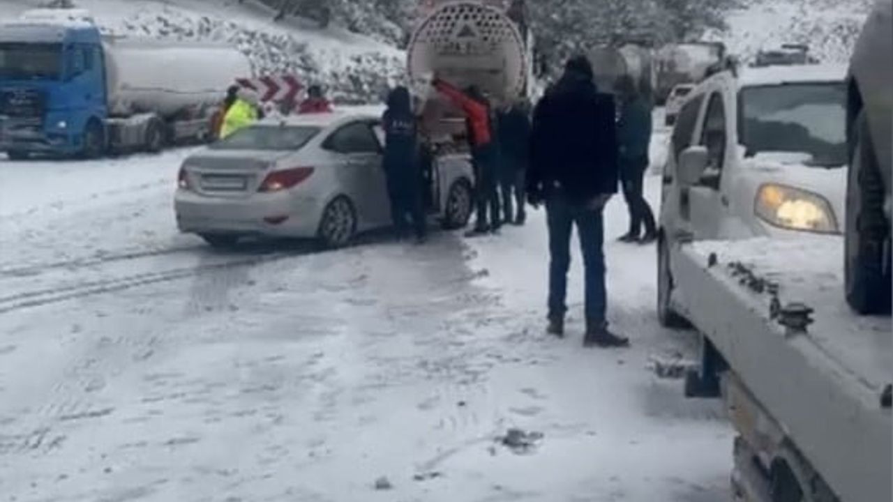 Osmaniye Bahçe'de kar kaynaklı zincirleme kaza: 5 araç, 1 yaralı