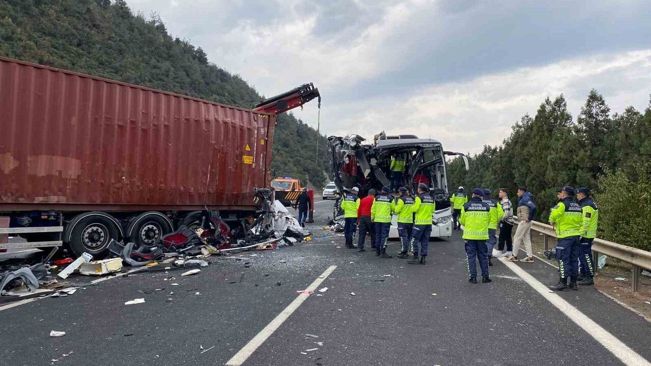 Osmaniye Bahçe'de otobüs-çekici çarpışması: ölü sayısı 7