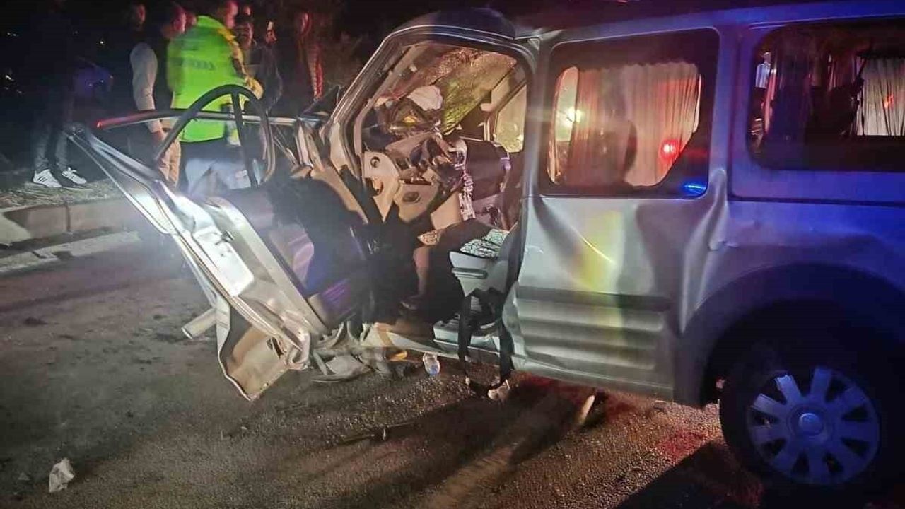 Osmaniye'de hafif ticari araç ile otomobil çarpıştı: 3 ölü, 2 yaralı