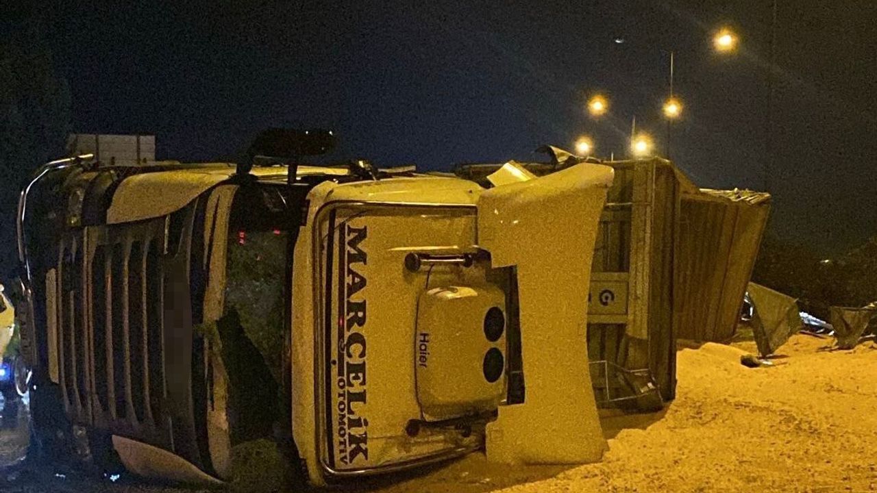Osmaniye'de mısır yüklü kamyon devrildi: 1 yaralı