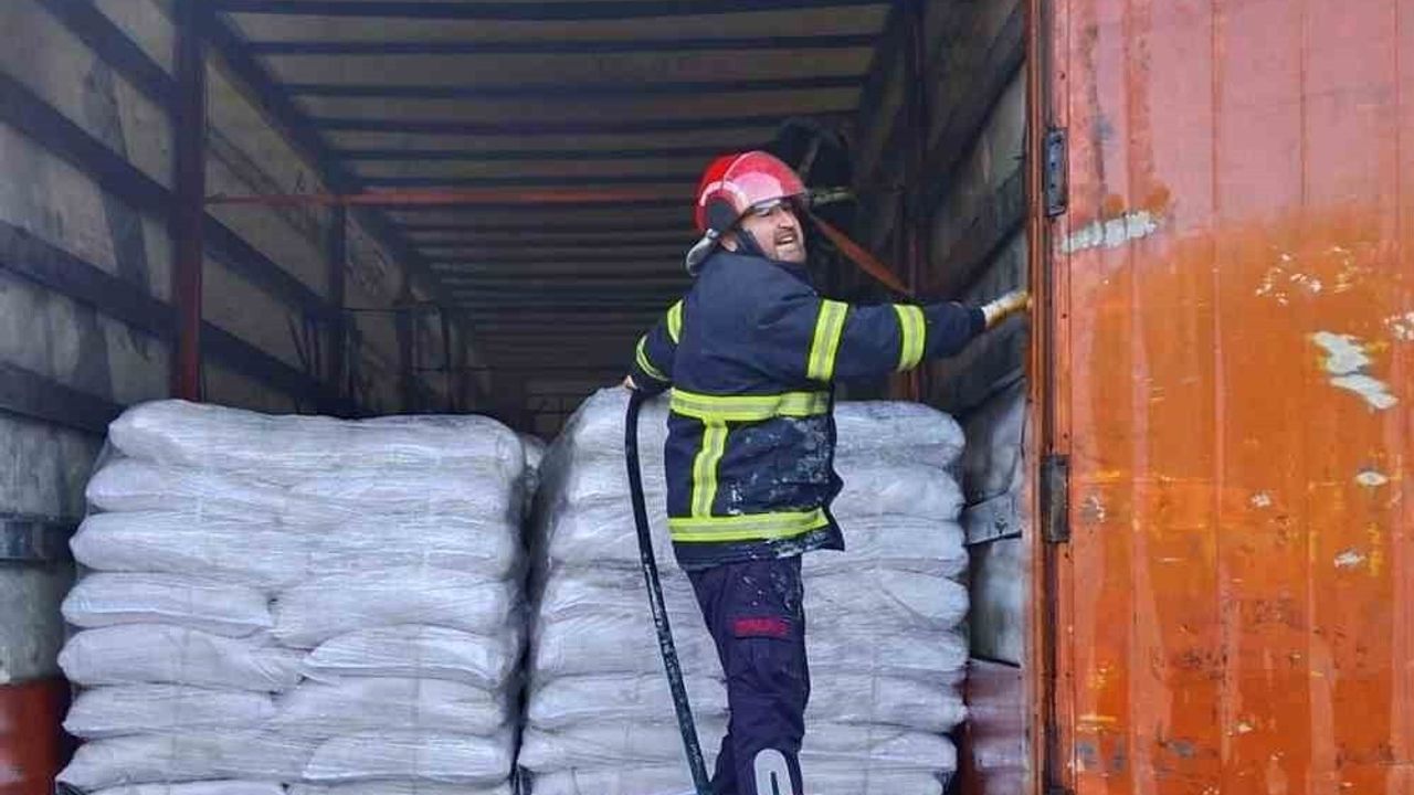 Osmaniye'de Soya Yüklü Tırda Yangın — Bahçe İtfaiyesi Müdahalesiyle Söndürüldü