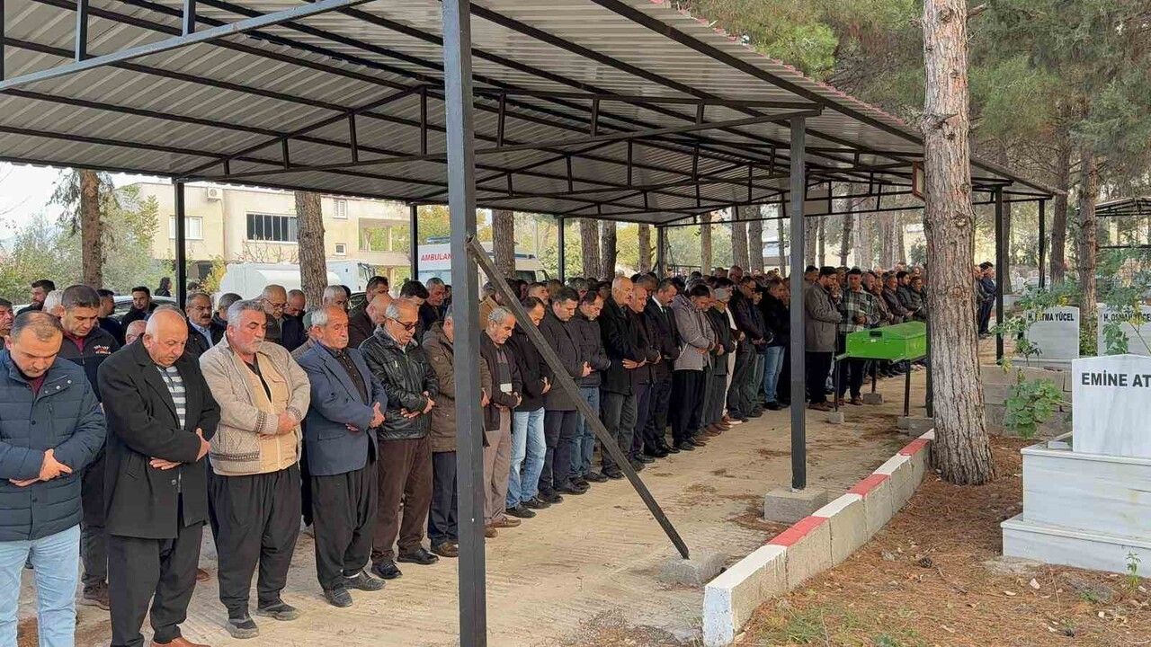 Osmaniye'de trafik kazasında hayatını kaybeden 3 kişi defnedildi