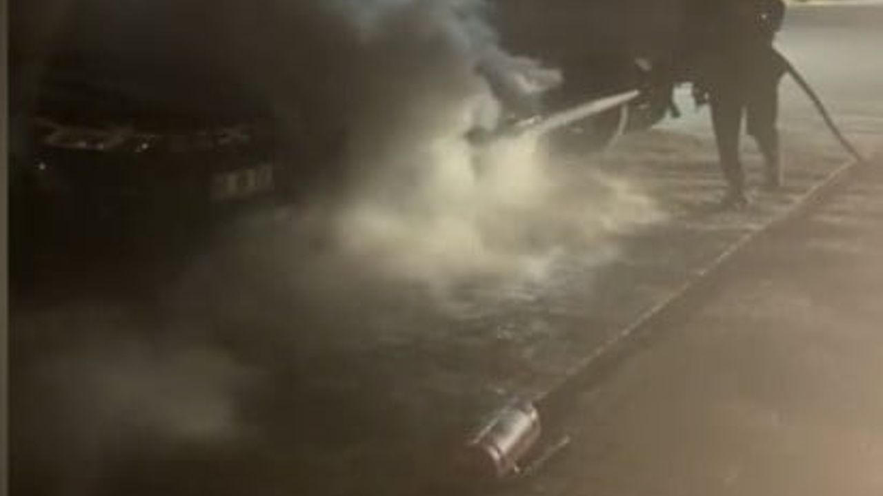 Osmaniye Düziçi Gökçayır'da Park Halindeki Otomobilde Yangın Söndürüldü