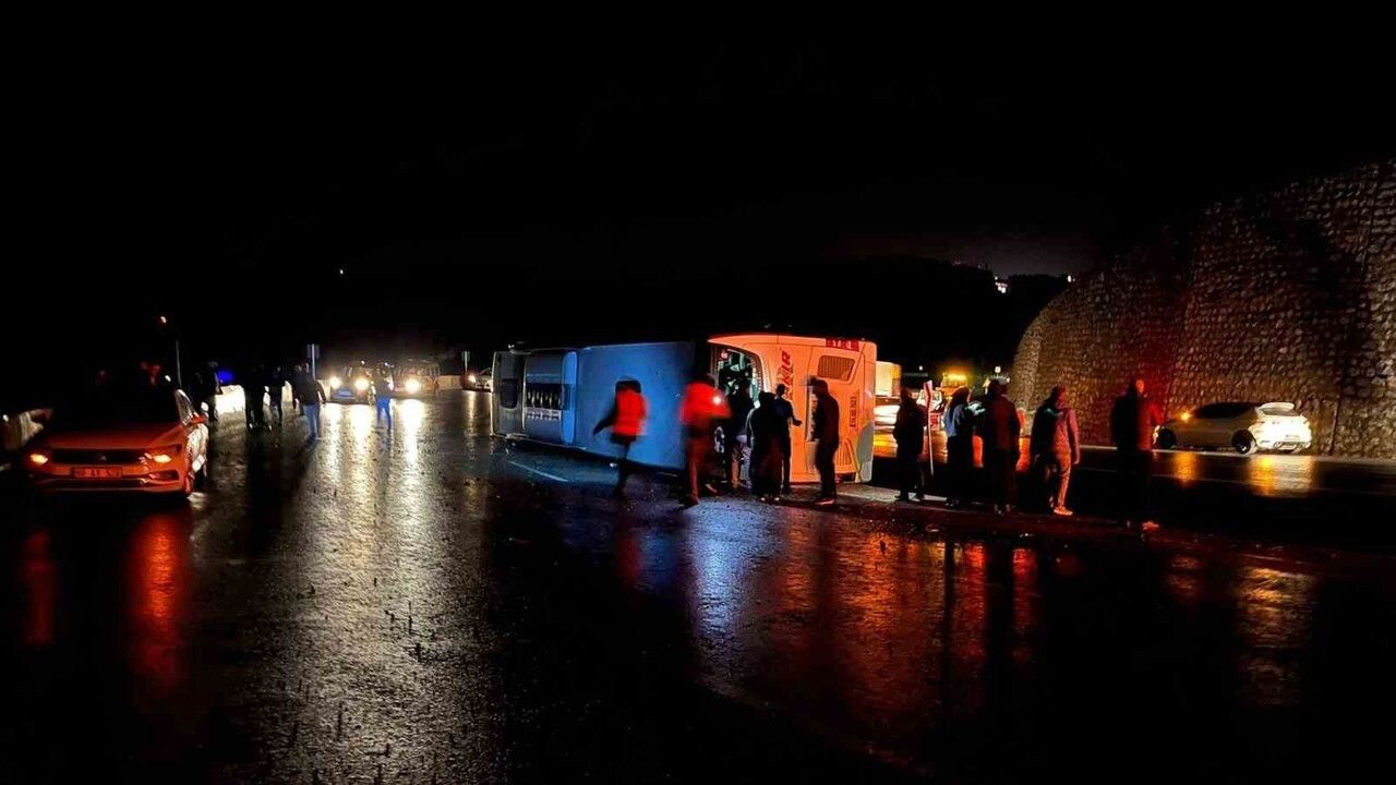 Osmaniye Düziçi’nde yolcu otobüsü devrildi: 3 yaralı