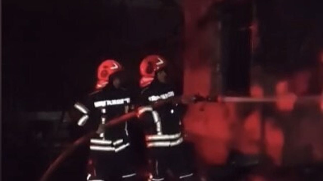 Osmaniye Yeniköy'de tüplerin bulunduğu evde yangın: Patlamalar kamerada